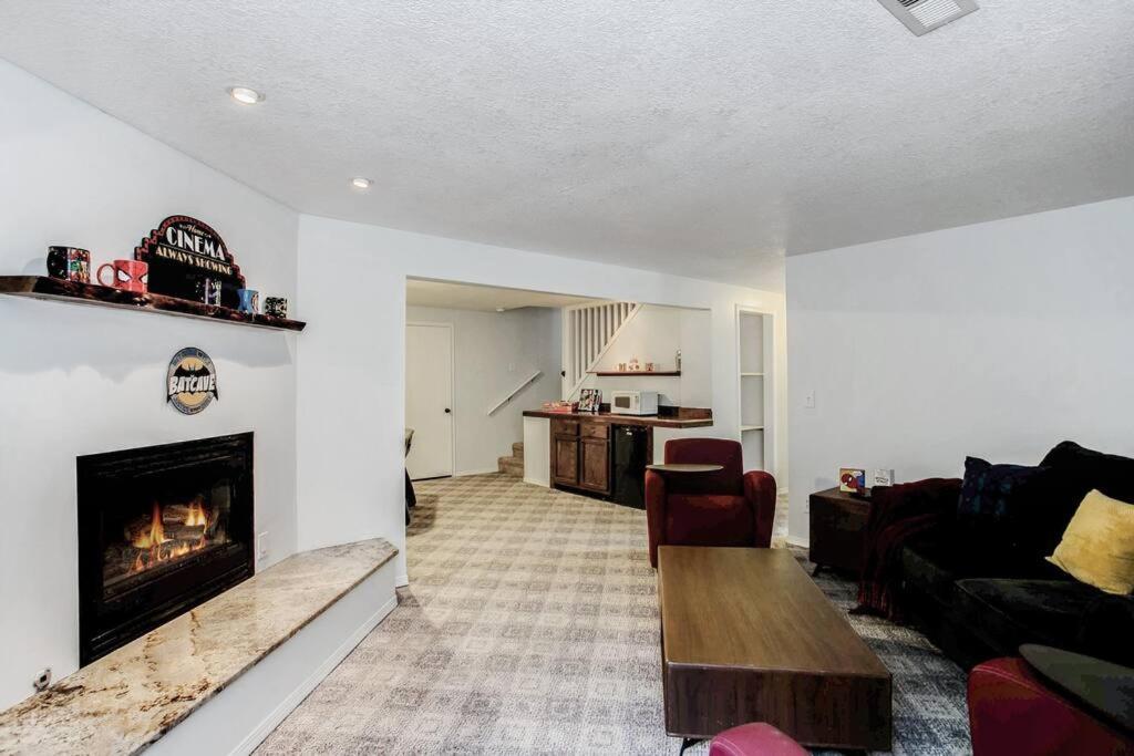 Wow! Spacious Retreat & Amazing Yard 2400+4Bd/3Bth Wichita Luaran gambar