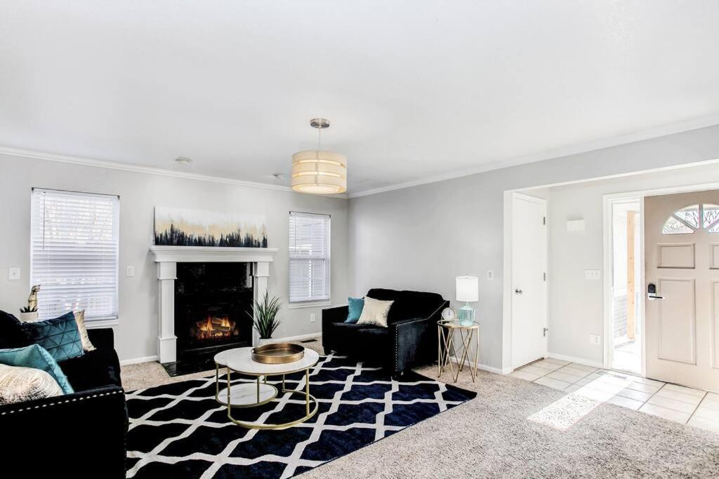 Wow! Spacious Retreat & Amazing Yard 2400+4Bd/3Bth Wichita Luaran gambar
